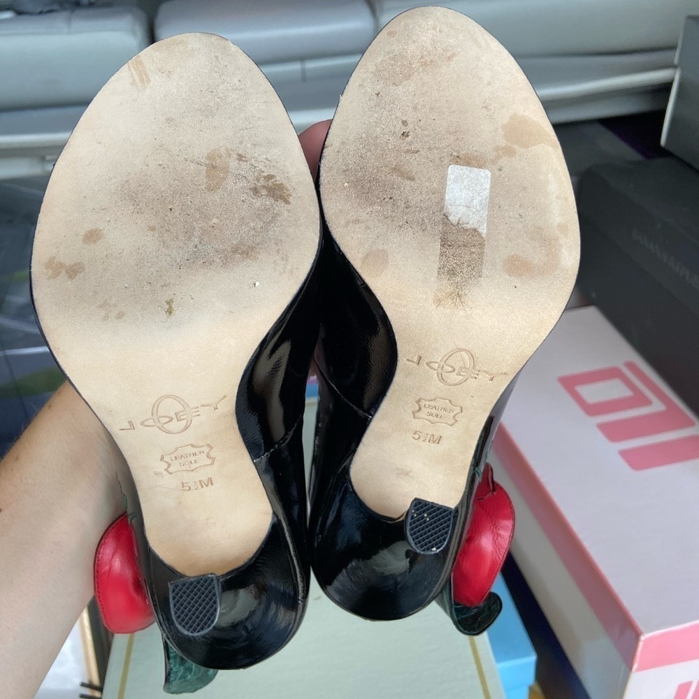 Joey size 5.5 black heels with rose detail - Picture 3 of 6